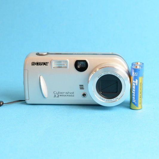 Sony Cybershot DSC-P52 Digital Camera | 3.2MP | Tested & Working | Silver