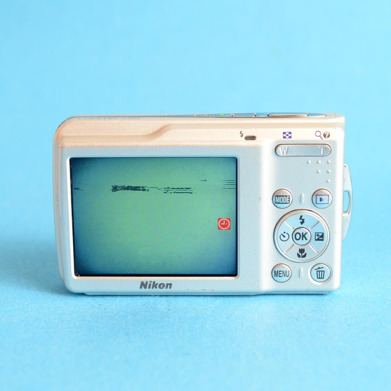 Nikon Coolpix S202 Digital Camera | 10MP | Read Description | Silver