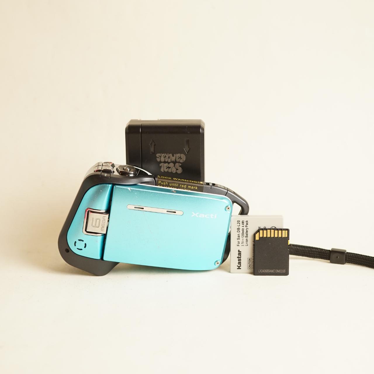 Sanyo Xacti VPC-E1 Digital Camcorder | Read Description | White & Blue