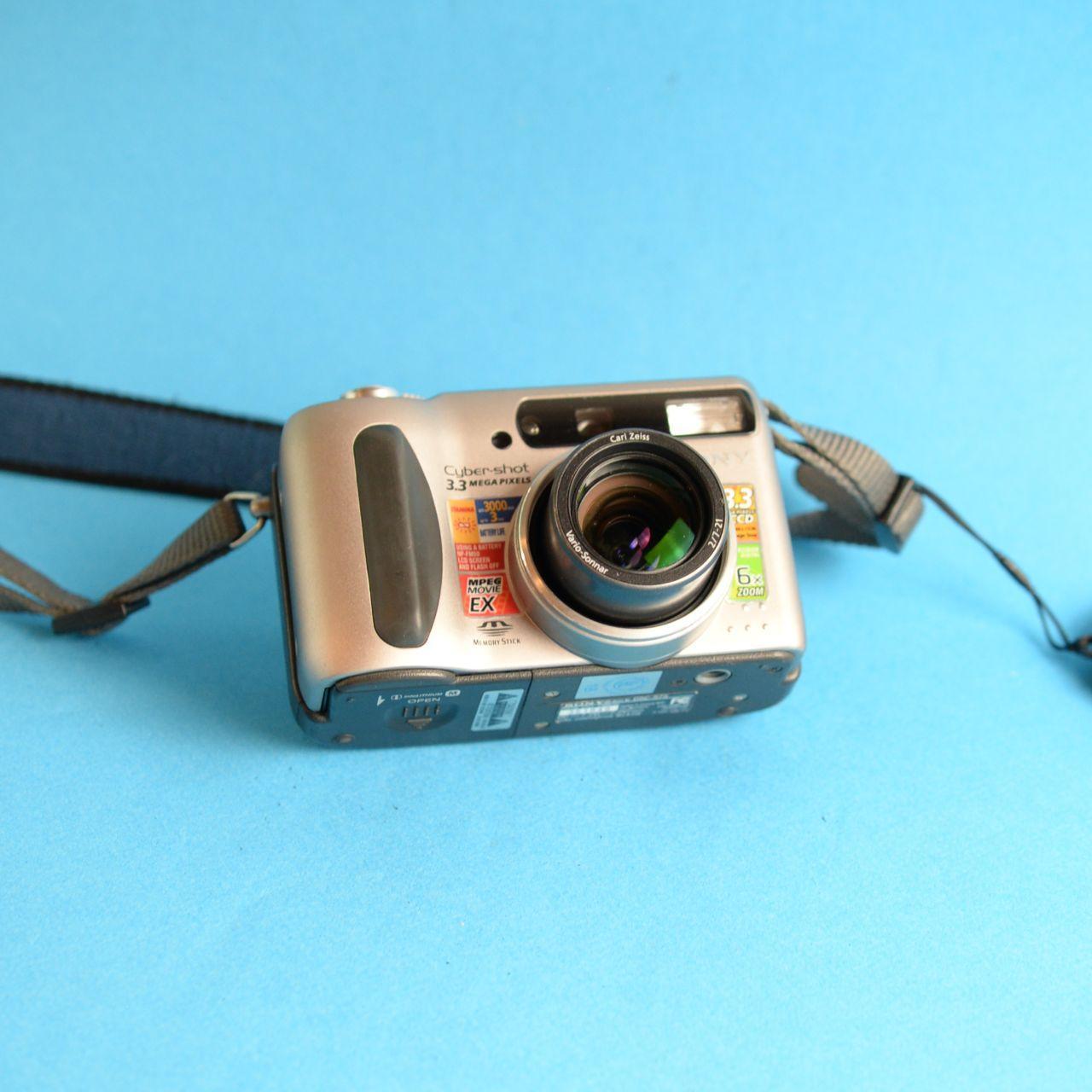 Sony Cyber-shot DSC-S75 Digital Camera | 3.3MP | Tested & Working | Silver