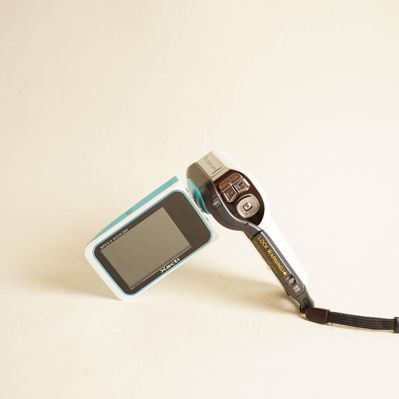 Sanyo Xacti VPC-E1 Digital Camcorder | Read Description | White & Blue