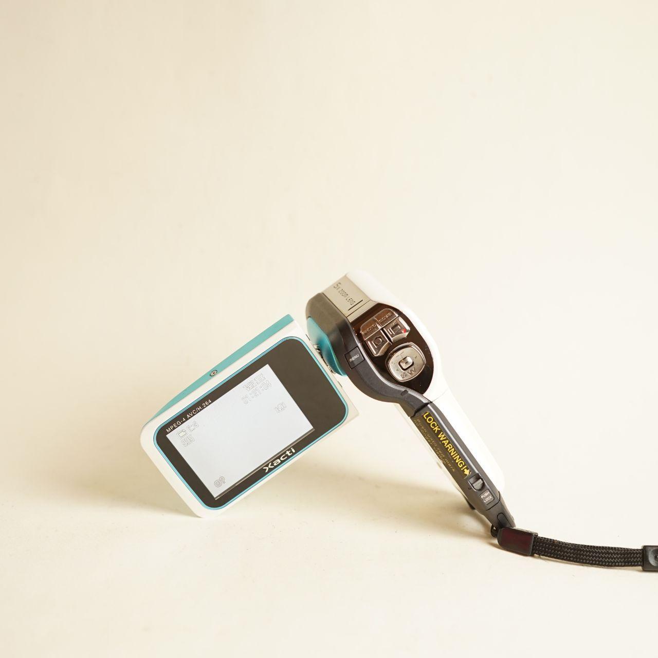 Sanyo Xacti VPC-E1 Digital Camcorder | Read Description | White & Blue