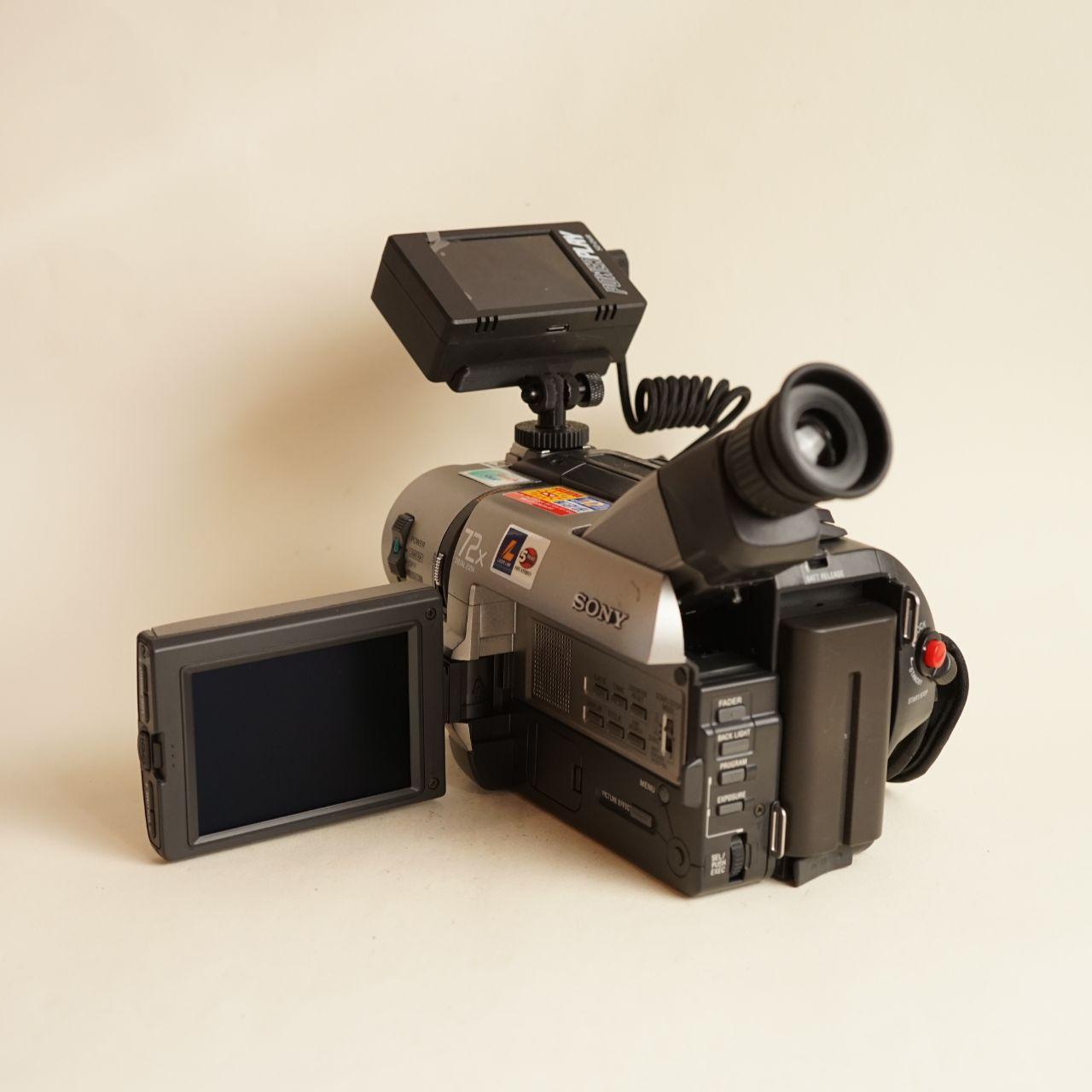 Sony Handycam CCD-TRV85 Camcorder with Tapeless Setup