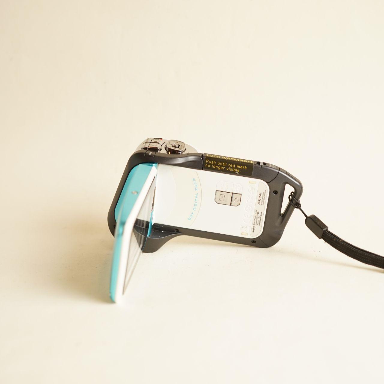 Sanyo Xacti VPC-E1 Digital Camcorder | Read Description | White & Blue